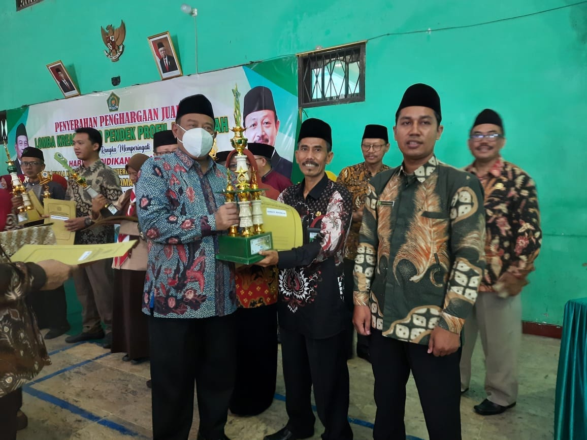 MIN 5 Jombang, Raih Juara 2 Lomba Kreatif Pembuatan Video Pendek Profil Madrasah MIN/MIS Se-Kabupaten Jombang Dalam Rangka Hardiknas Tahun 2022.